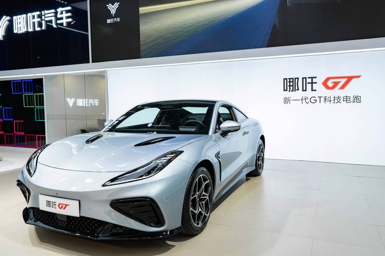 重庆20哪吒汽车在智能汽车领域的表现，领途汽车在新能源汽车市场中的影响力